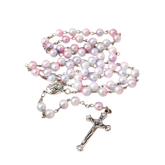 Collar rosario con cuentas tipo perla en tonos pastel y cruz plateada.