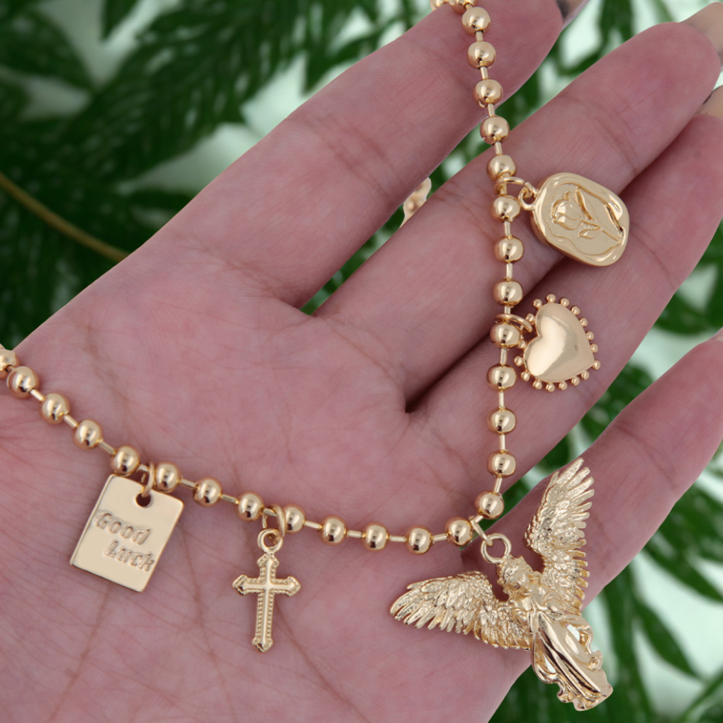 Collar religioso dorado con ángel, cruz y dijes de fe