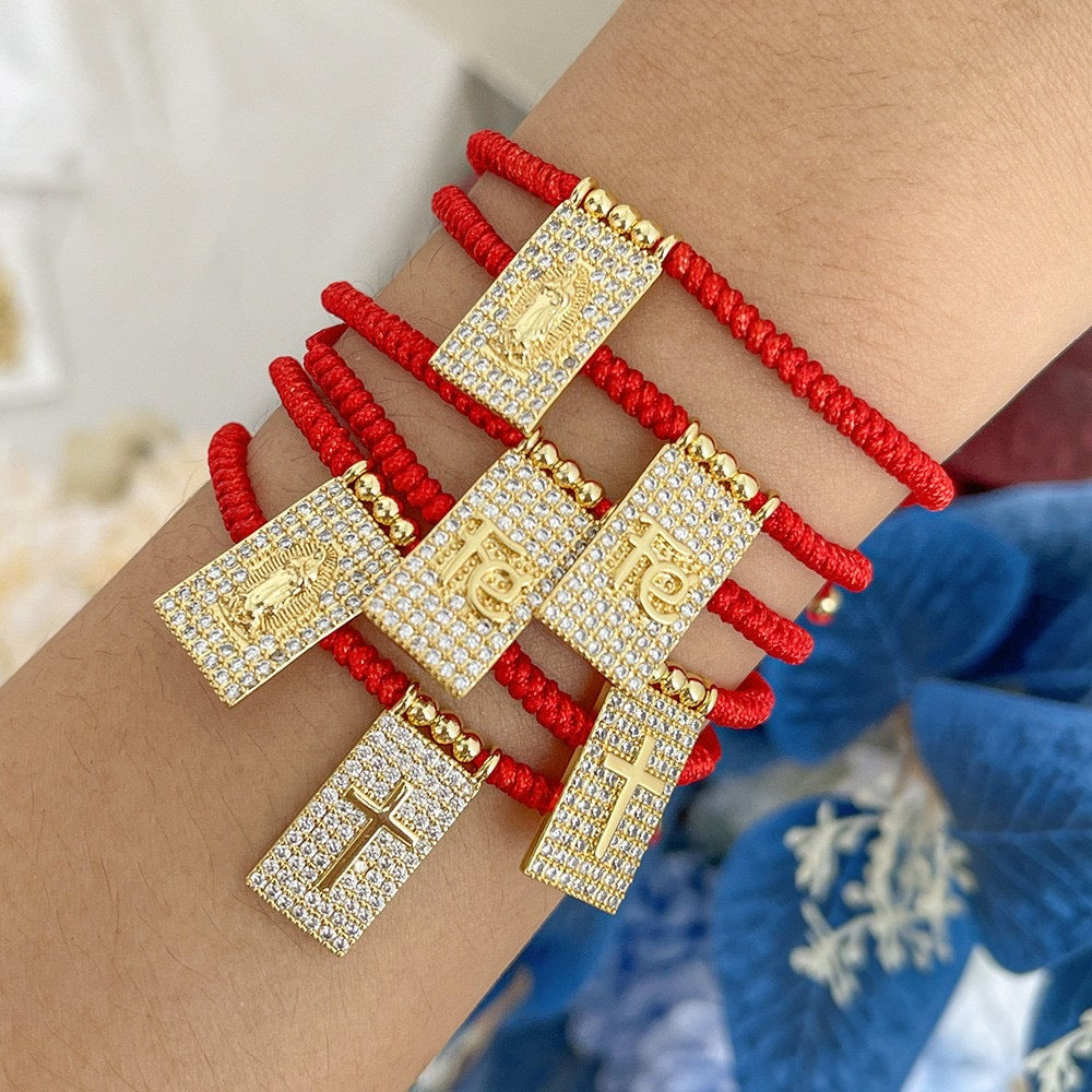 Brazalete rojo ajustable con medalla religiosa dorada