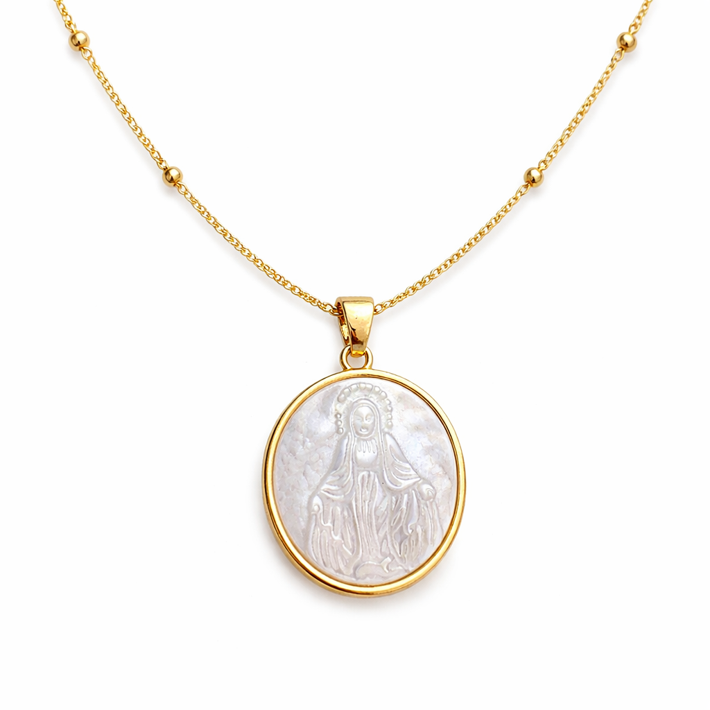Collar religioso chapado con medalla madre perla tallada en diseño espiritual