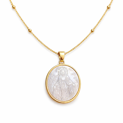 Collar religioso chapado con medalla madre perla tallada en diseño espiritual