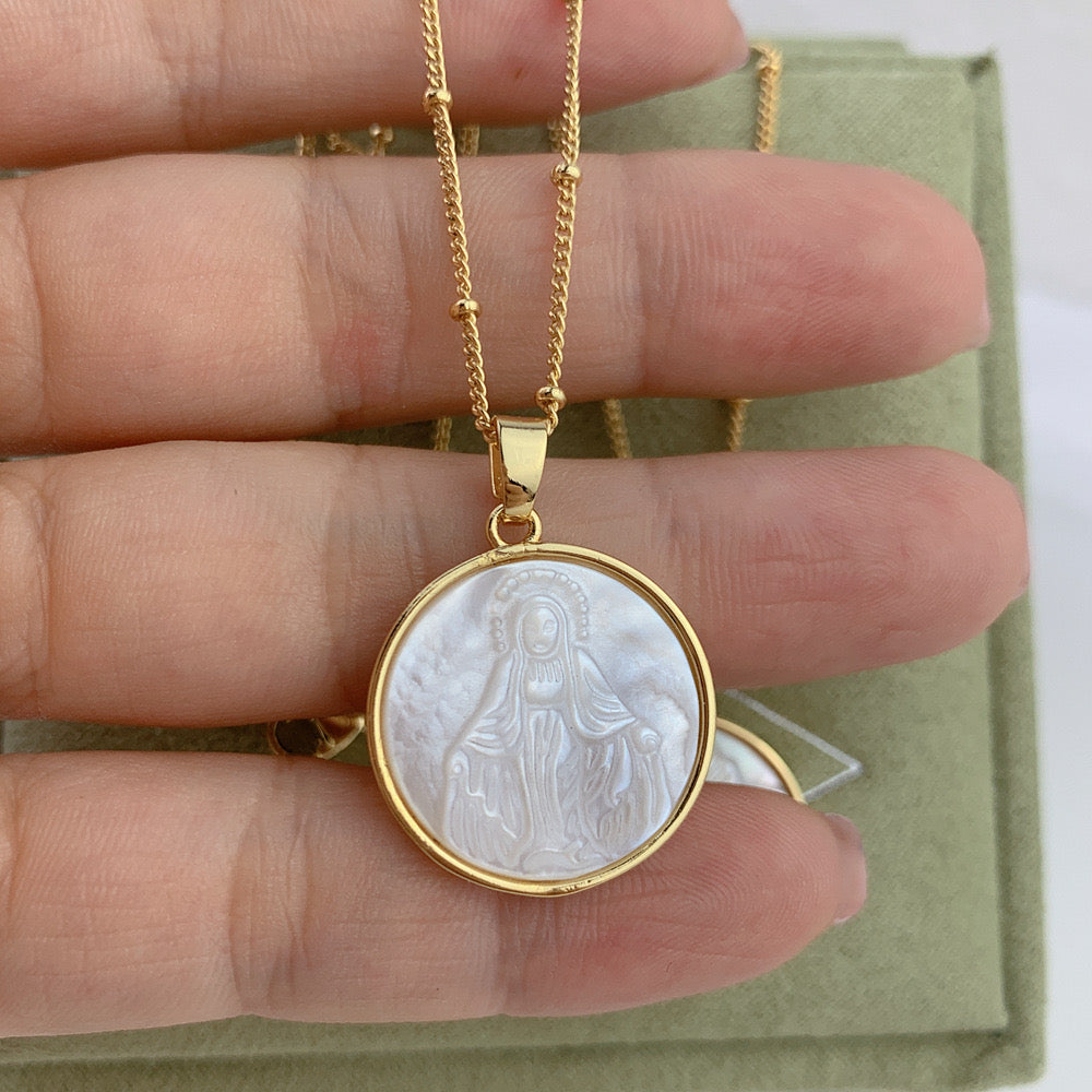 Collar religioso chapado con medalla madre perla tallada en diseño espiritual