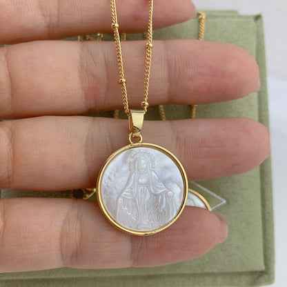 Collar religioso chapado con medalla madre perla tallada en diseño espiritual