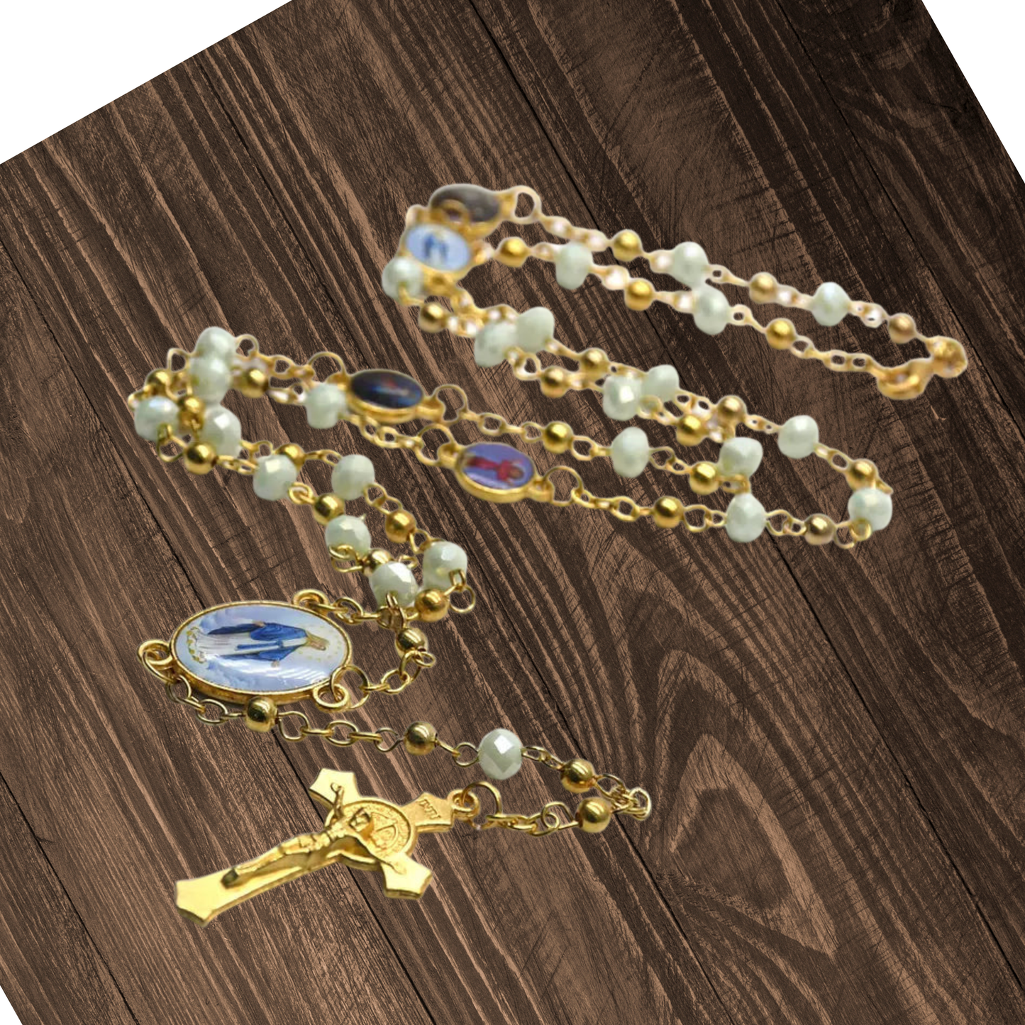 Collar Rosario Dorado con Cristal Verde y Medallas Premium