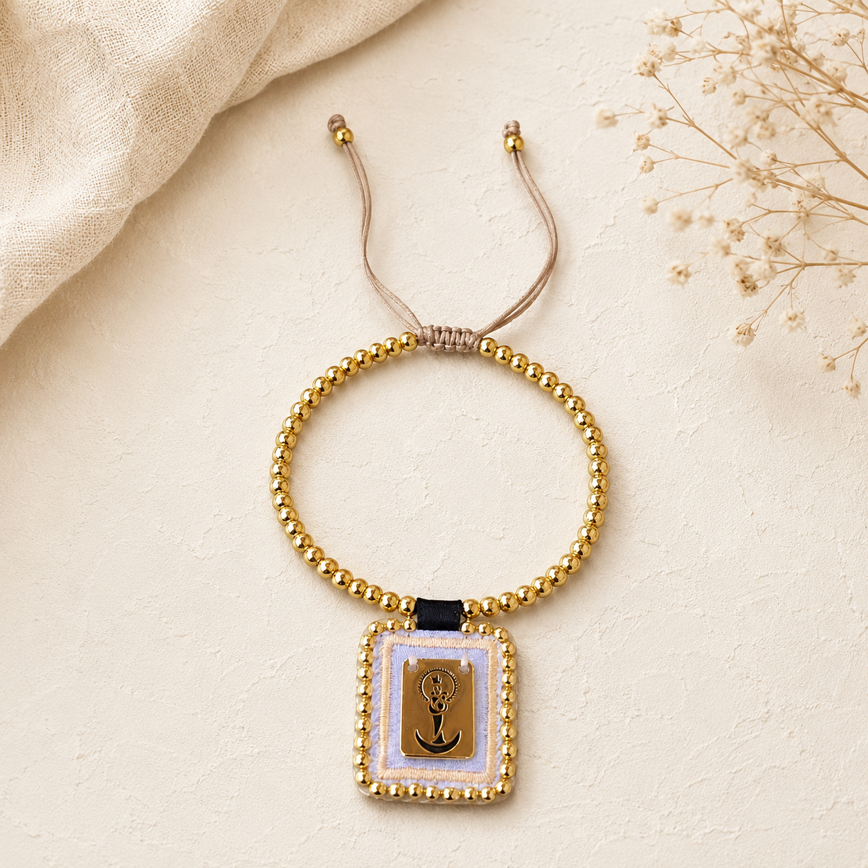Spiritual bracelet with a medal of the Virgin of Chiquinquira and gold beads