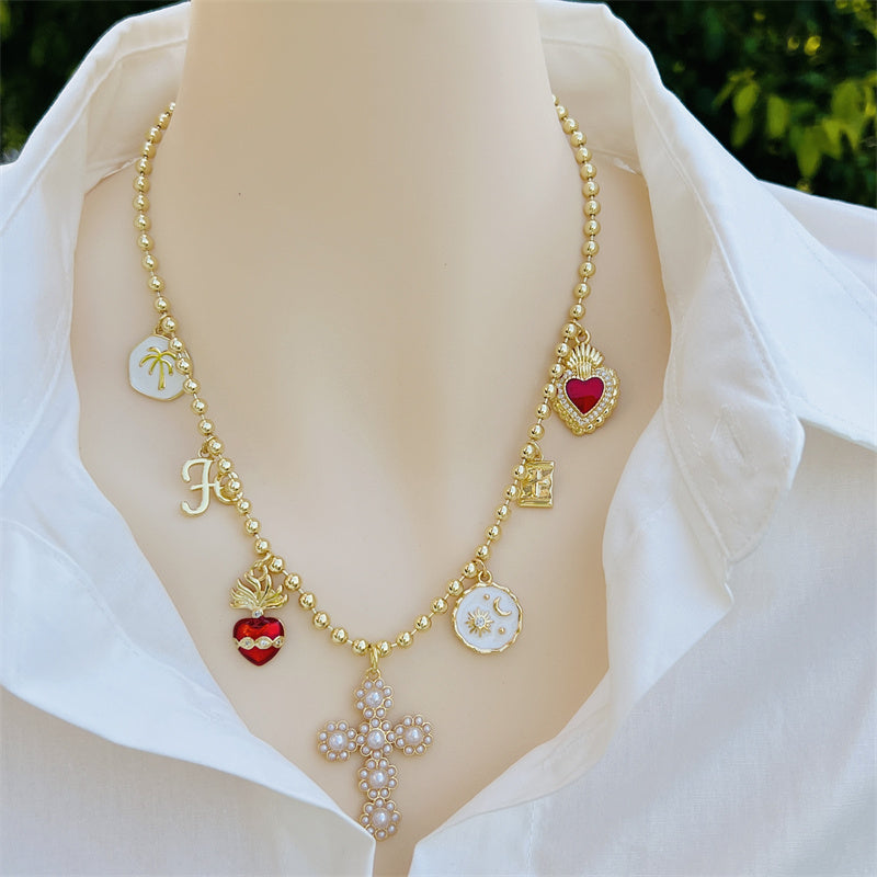 Collar religioso con dijes de fe y cruz perlada en oro